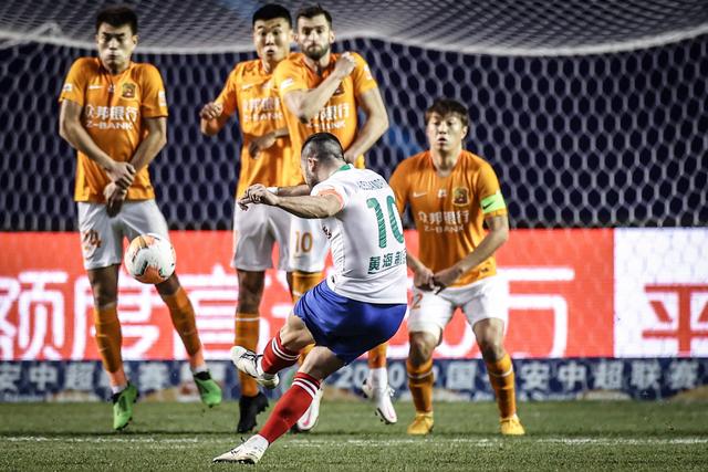纽卡5比0横扫曼联后，坎通纳一句话成经典